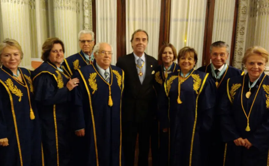 El Presidente de la Academia Eduardo Sadous con los Académicos Brasileños.
